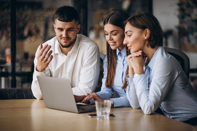 admin_eibil/products_images/Grupo de personas trabajando en un plan de negocios en una oficina _ Foto Gratis.jpeg